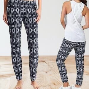 Athleta Navy and White Ikat Reflection Aspire Ankle Pants Size 2 Zipped Pockets